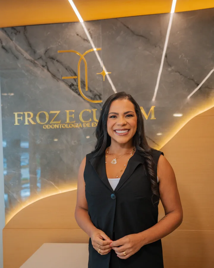 Dra. Caroline Froz, dentista especialista em implantes